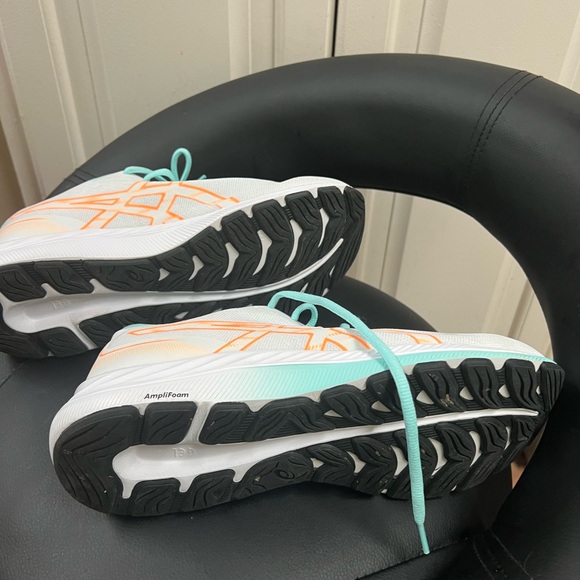 ASICS Women's Gel-Excite 10 size. Running Shoes - Picture 3 of 5